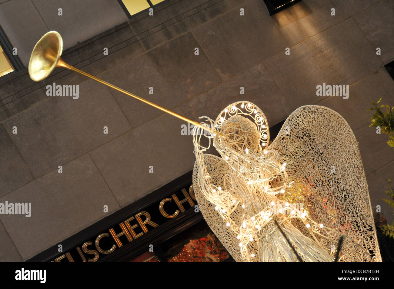 Weihnachtsengel bei Dämmerung Rockefeller Center in New York City Stockfoto