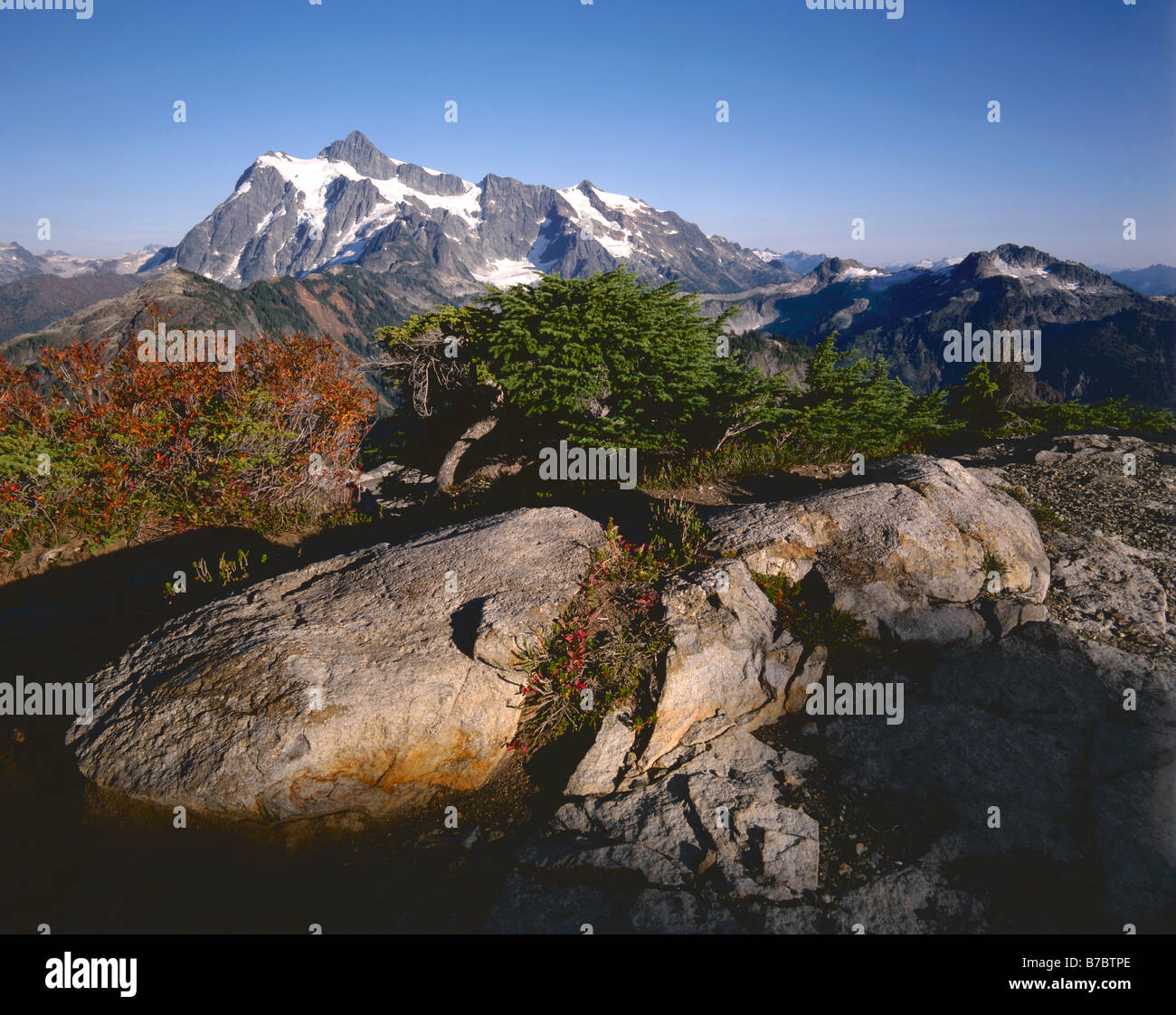 WASHINGTON - Mount Shuksan vom Tafelberg im Mount Baker Wildnisgebiet des Mount Baker-Snoqualmie National Forest. Stockfoto