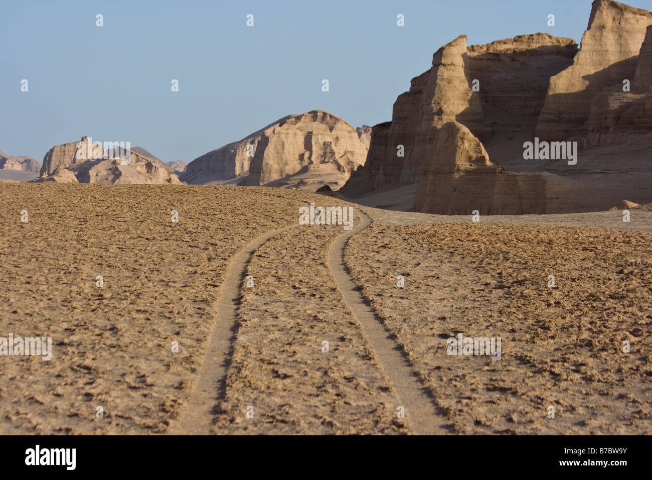 Spuren führen in die Wüste Landschaft des Kaluts in der Nähe von Kerman, Iran Stockfoto