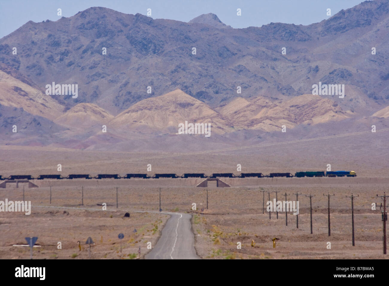 Zug vor Bergkulisse in der Nähe von Yazd, Iran Stockfoto