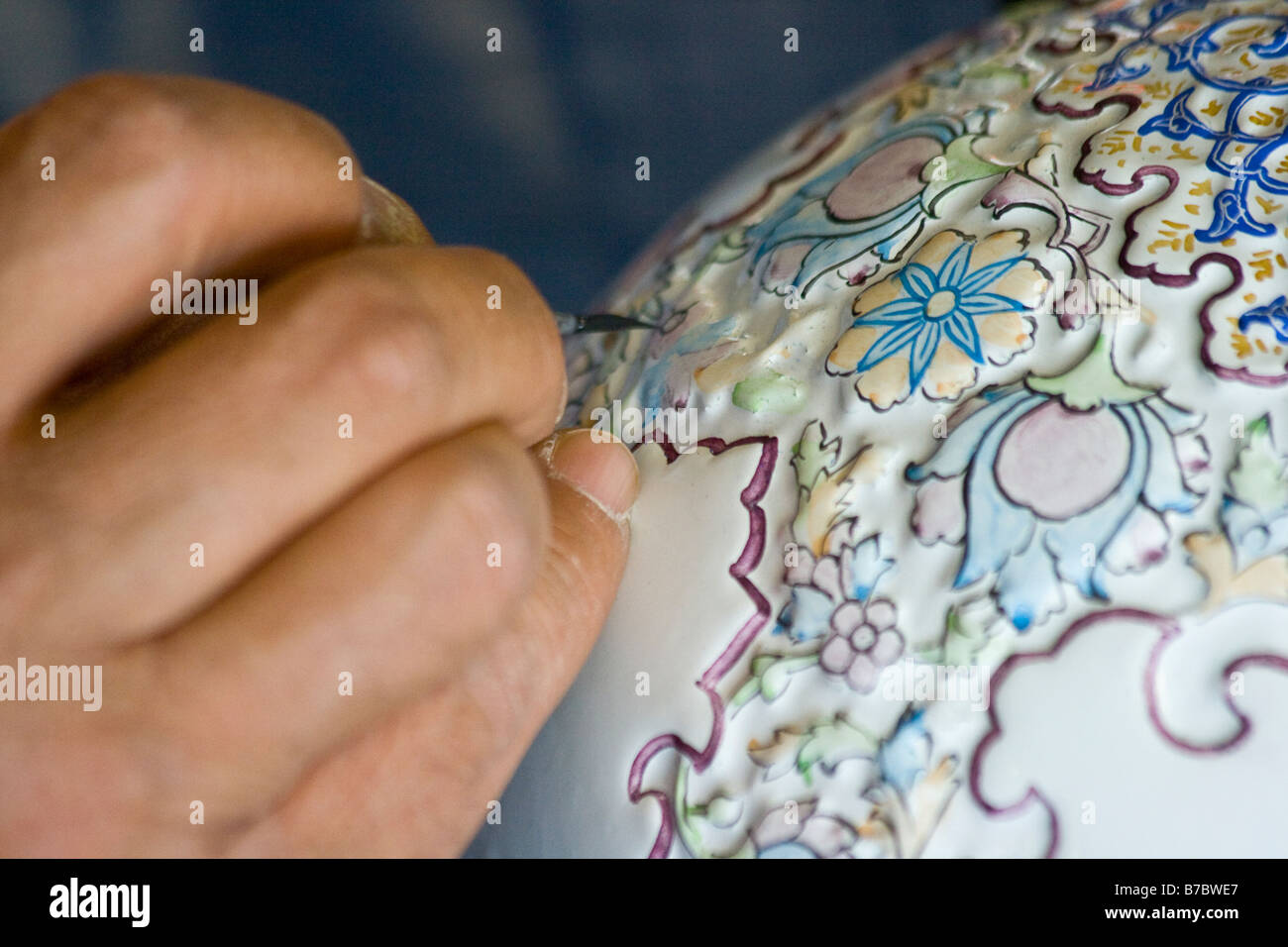 Mina Emaille Handwerker bei der Arbeit im Basar e Bozorg in Esfahan Iran Stockfoto