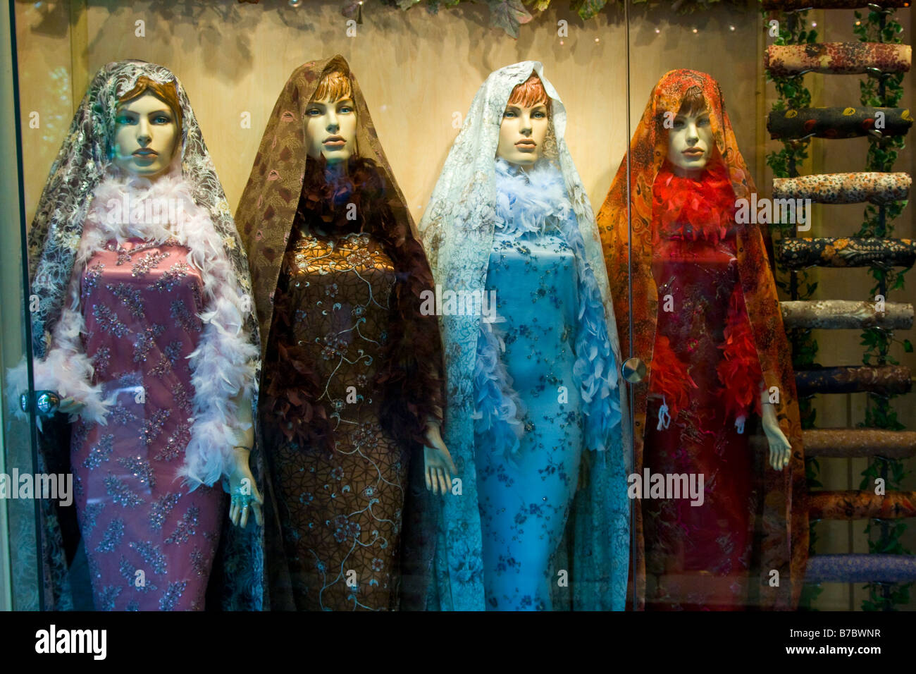 Schaufensterpuppen in einem Geschäft anzeigen in Esfahan Iran bunte Damen Mode Stockfoto