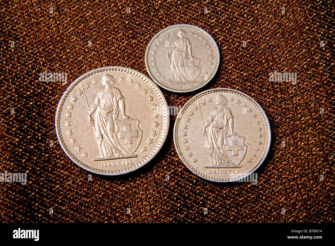 Schweizer Münzen verwenden noch große 2 Schweizer Franken Medium 1 Schweizer Franken kleine 1 2 Schweizerfranken Wirtschaft Bank Geld Bar Stockfoto