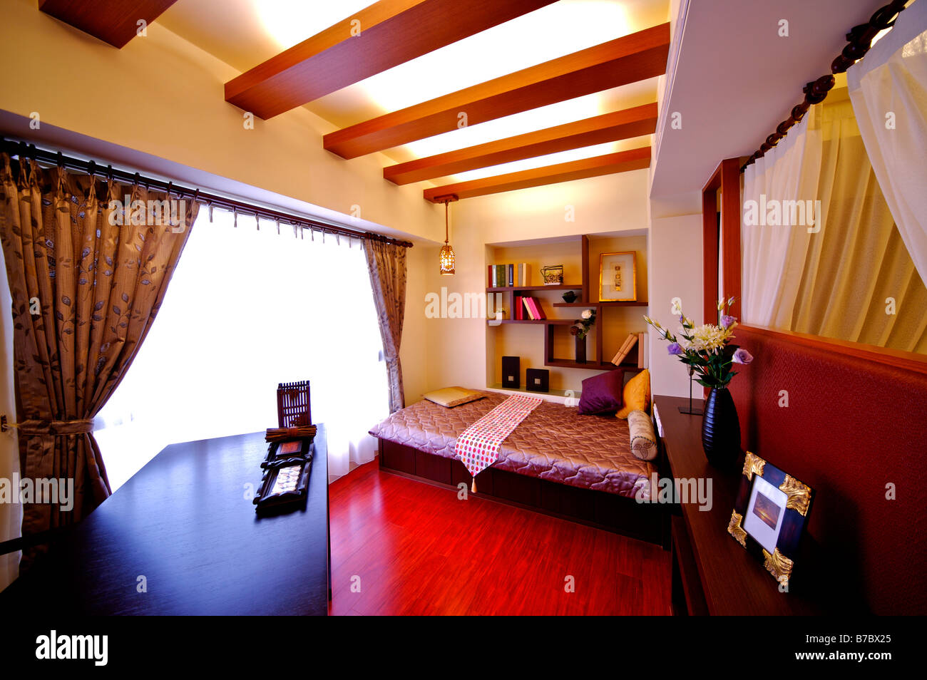Schlafzimmer mit einem großen Schreibtisch und französische Fenster Stockfoto