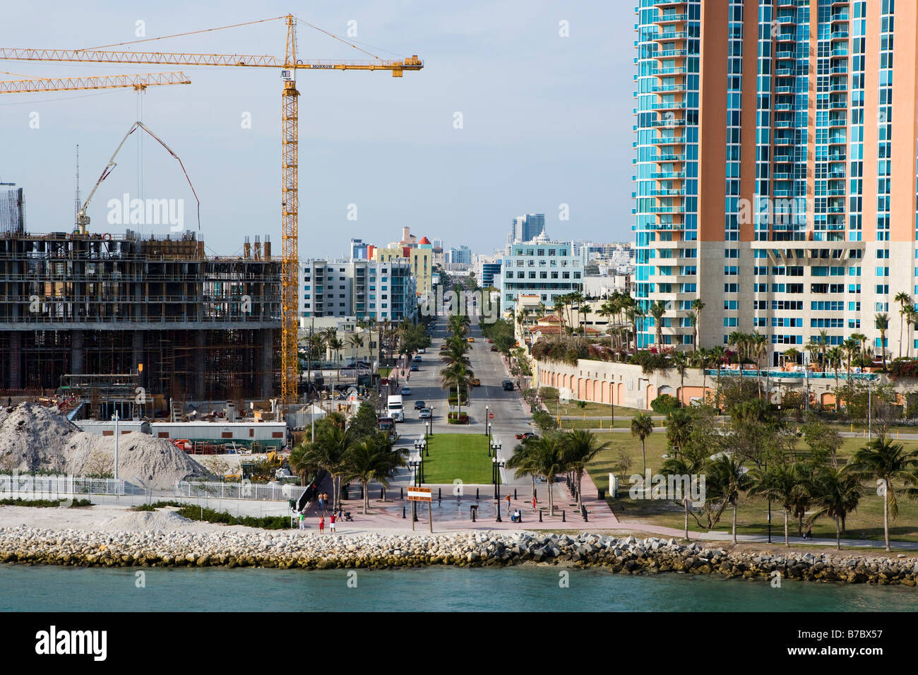 Bau an der Collins Avenue in South Beach, Miami Beach, Florida von Regierung schneiden in den Hafen von Miami gesehen. Stockfoto