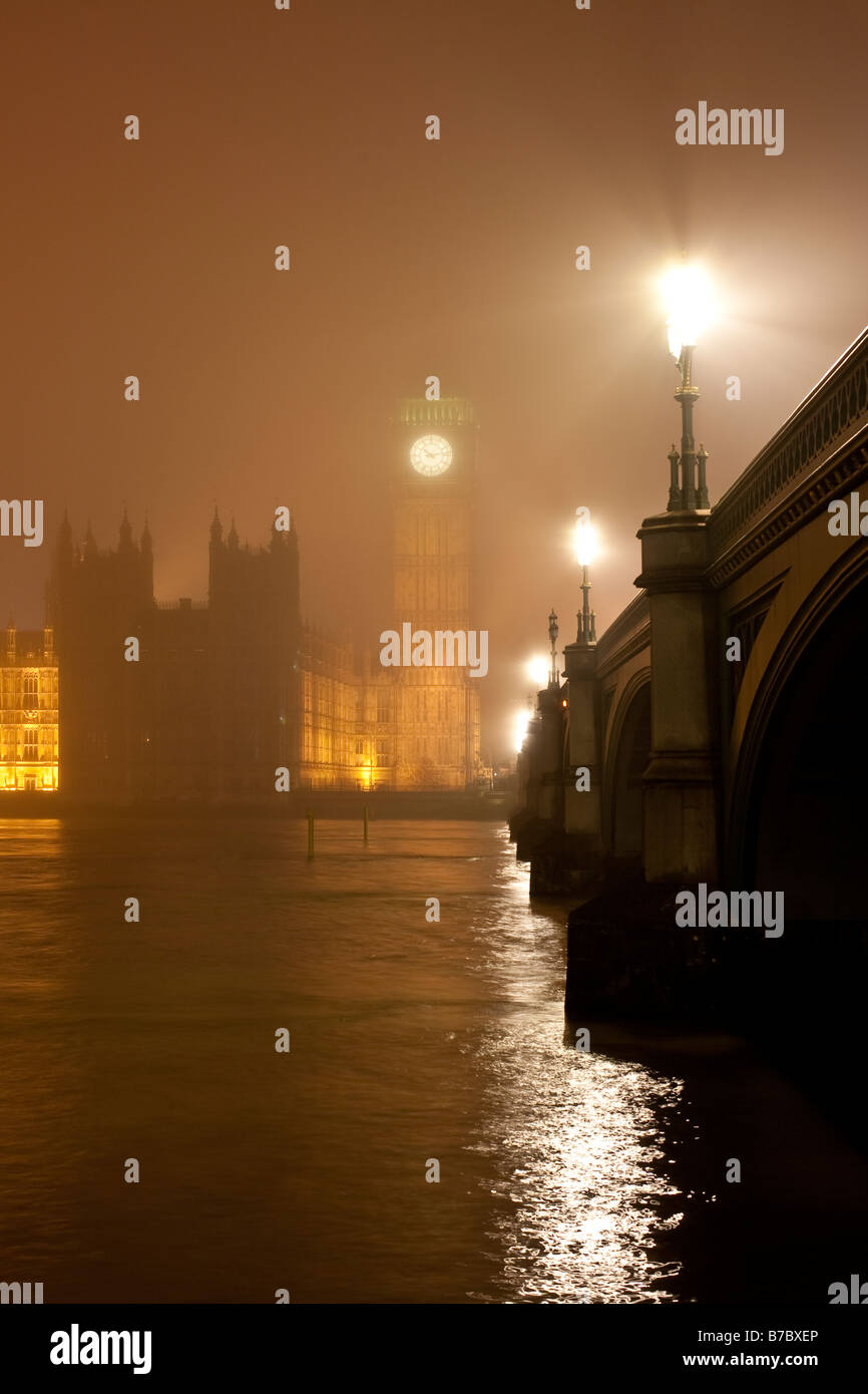 Houses of Parliament und Westminster Bridge in einer nebligen Winternacht. London, England, Vereinigtes Königreich Stockfoto