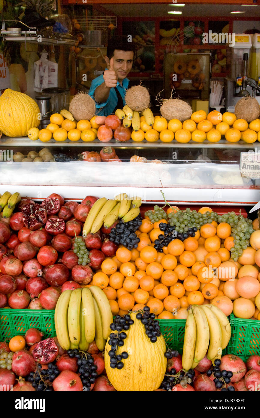 Frisches Obst-Verkäufer in Istanbul Türkei Stockfoto