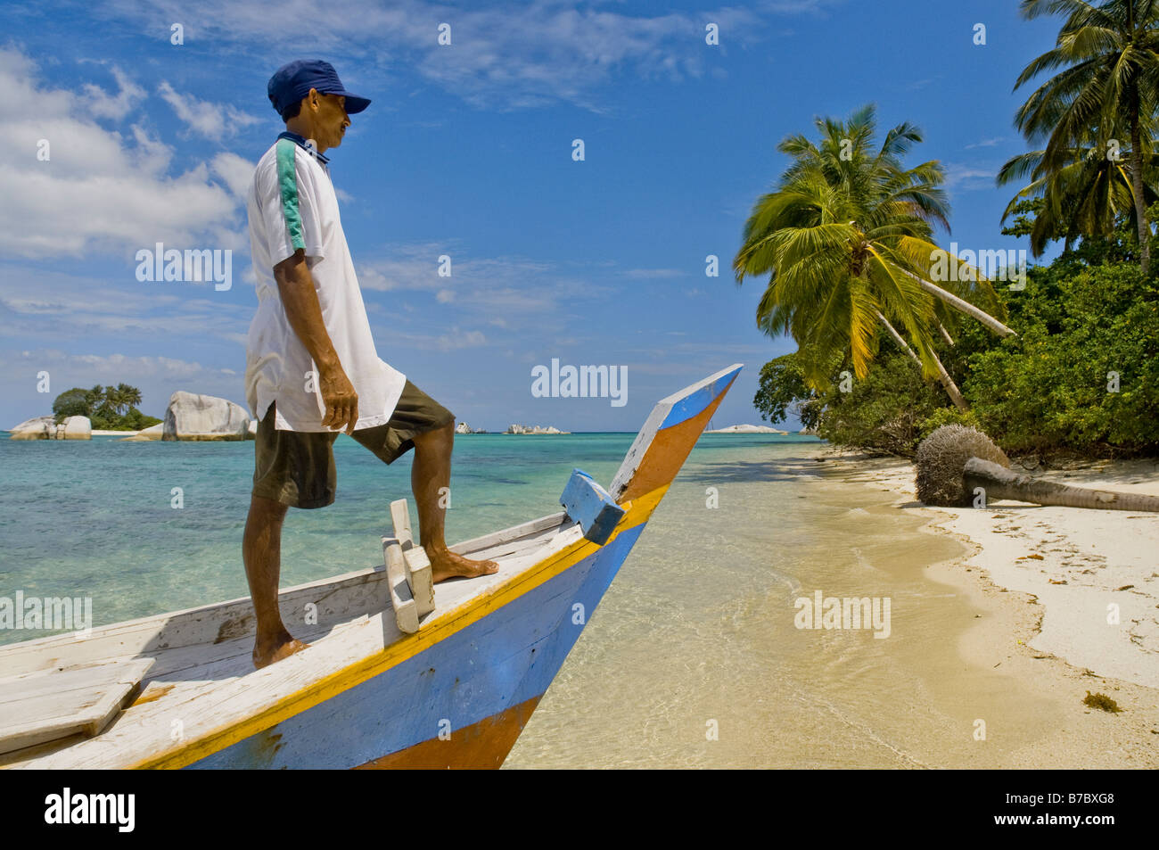 Fischer und ihr Boot festmachen in Belitung Island Stockfoto