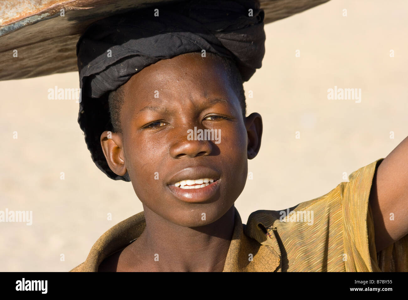 Jungen tragen eine Last auf dem Kopf in Timbuktu Mali Stockfoto