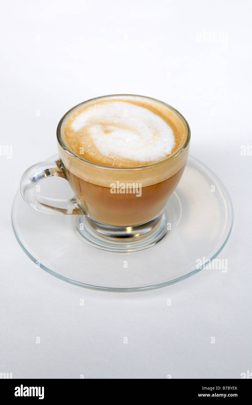 Frischen Latte Kaffee in einer Glastasse mit Untertasse. Stockfoto