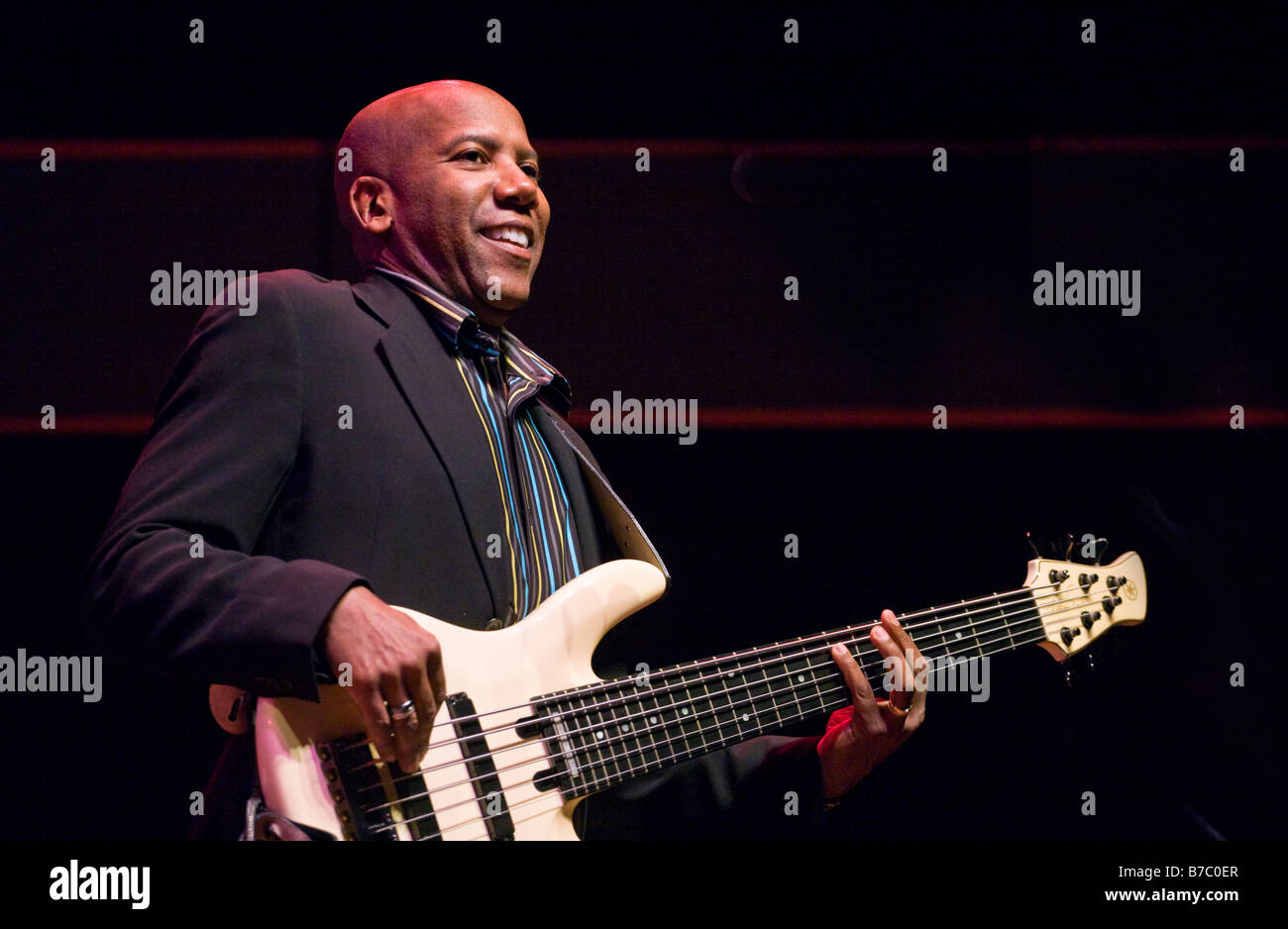 NATHAN EAST spielt Basis Gitarre für HERBIE HANCOCK an der 51. MONTEREY JAZZ FESTIVAL MONTEREY CALIFORNIA Stockfoto