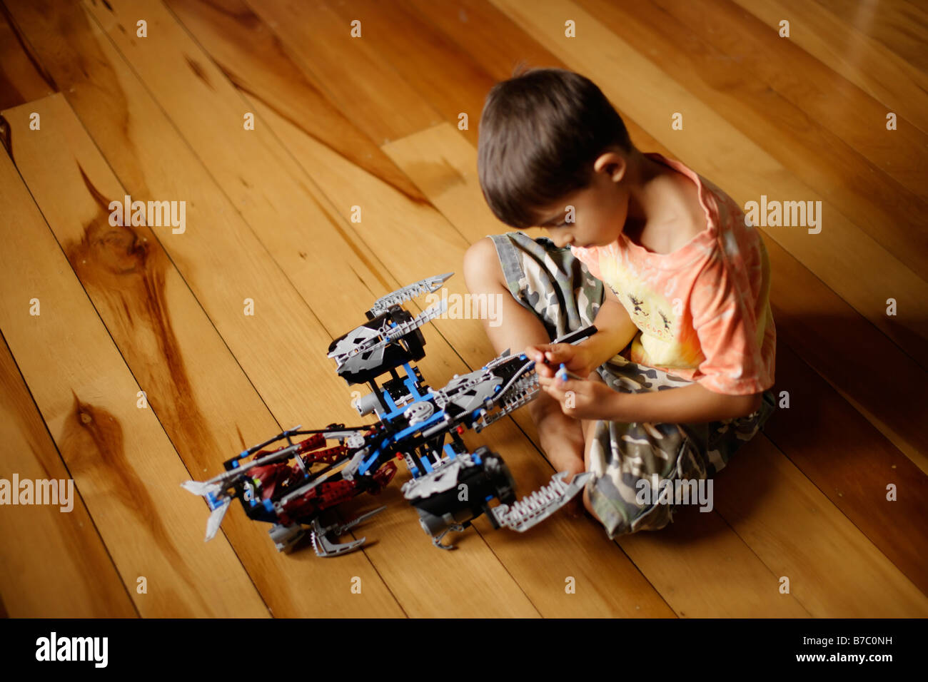 Sechs Jahre alter Junge mit Lego Bionicle Raumschiff Spielzeug spielt Stockfoto