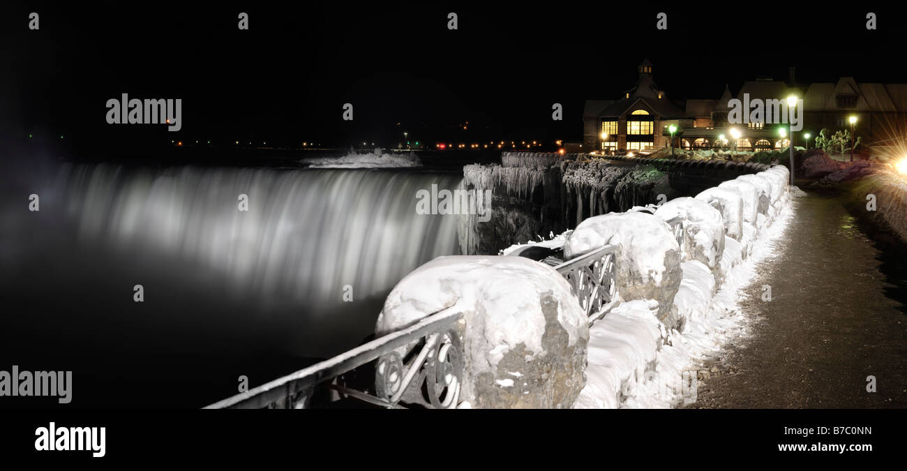 Niagara-Fälle bei Nacht beleuchtet Stockfoto