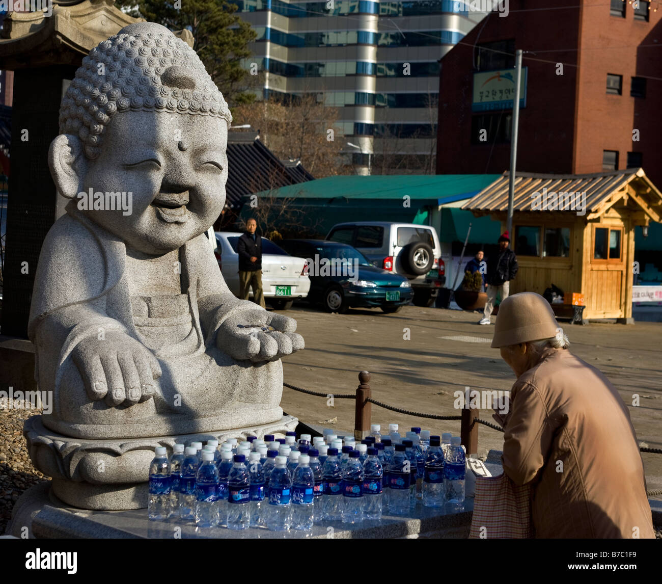 Frau geben Angebot zu lachen Buddha in Halle des großen Helden oder Daeung Jeon Jogyesa buddhistischen Tempel, Seoul, Südkorea Stockfoto