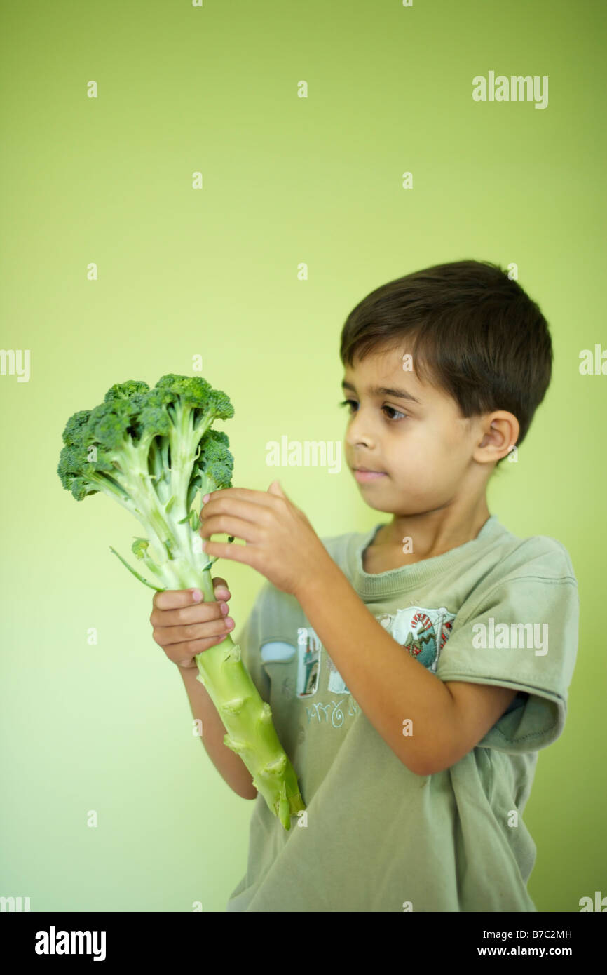 Sechs Jahre alter Junge mit Brokkoli Stockfoto