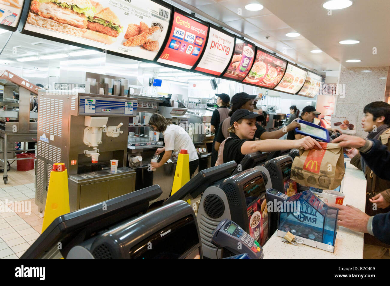 Zähler in einem McDonalds Restaurant England UK Stockfoto