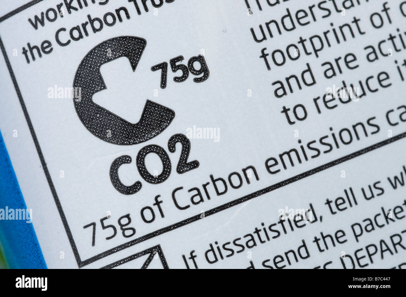 Label zeigt die Menge an CO2-Emissionen produziert, in der Herstellung einer Tasche von Walkers Crisps England UK Stockfoto