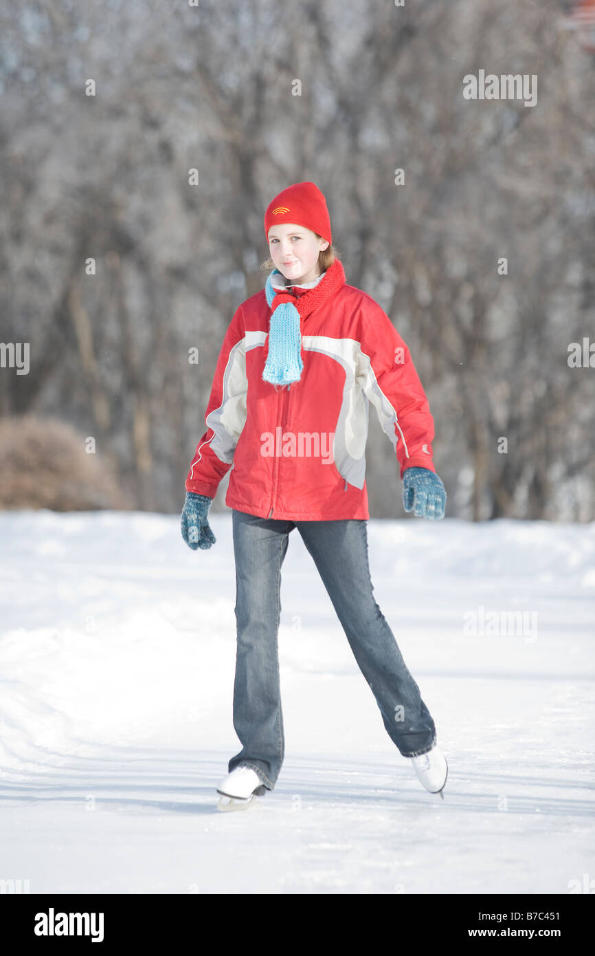 13 Jahre altes Mädchen Skaten, The Forks, Winnipeg, Kanada Stockfoto