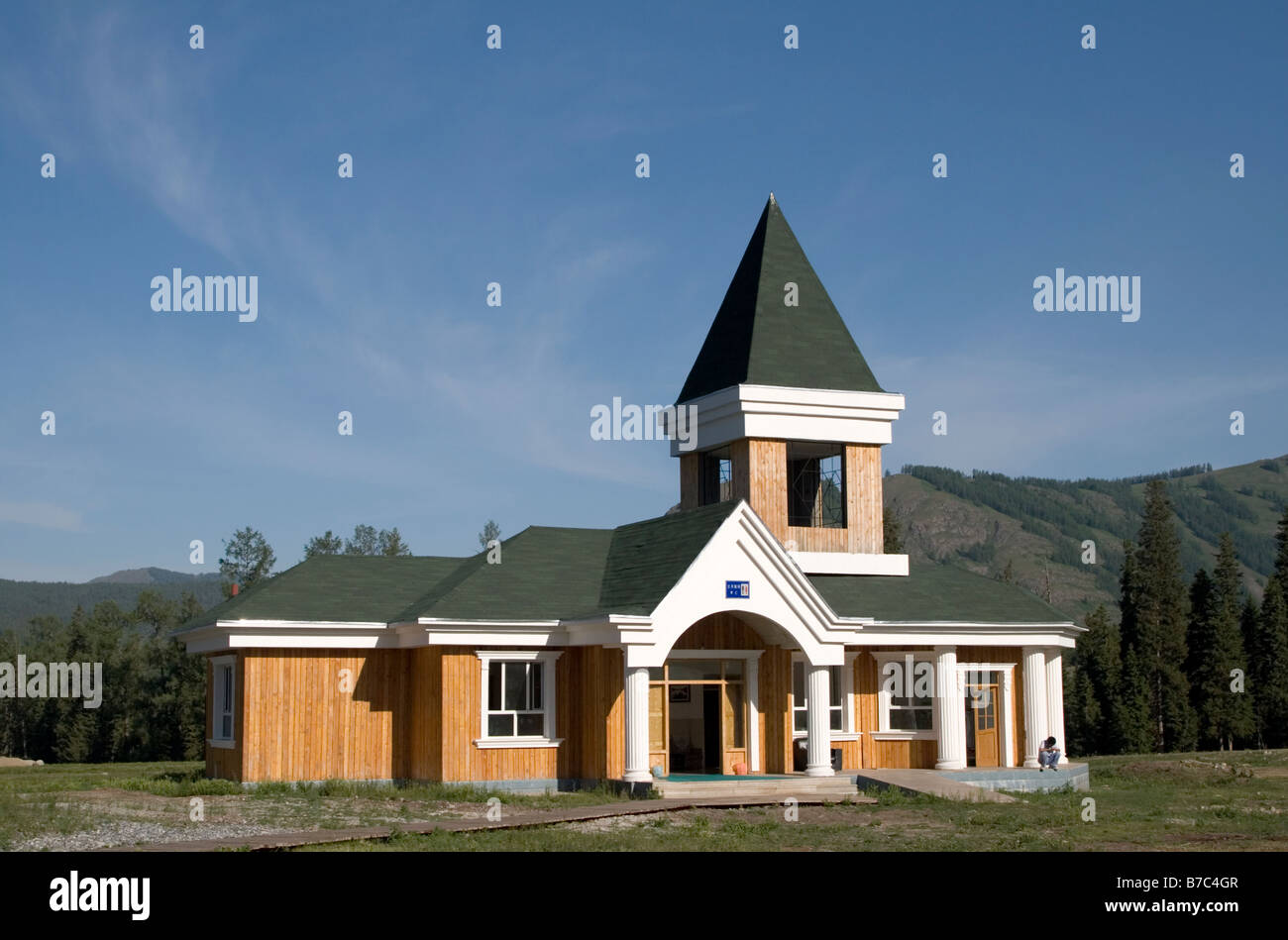 Eine Toilette und Rezeption Zentrum in einem sibirischen Stil in Kanas Nationalpark in Xinjiang in China gebaut. Stockfoto