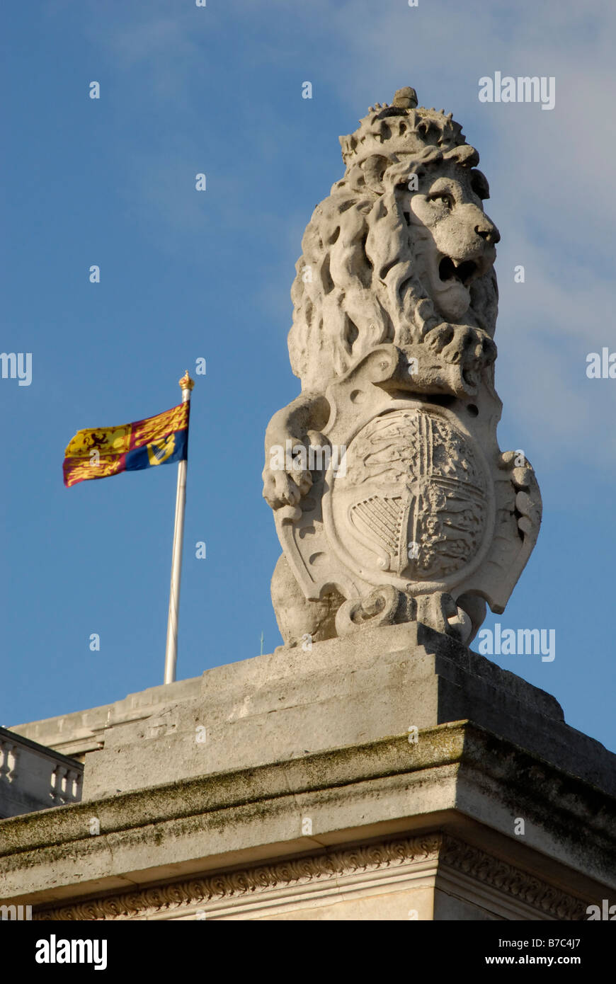 Gekrönt Löwe auf Tor am Buckingham Palace Royal Standard fliegen hinter, Westminster, London, England Stockfoto