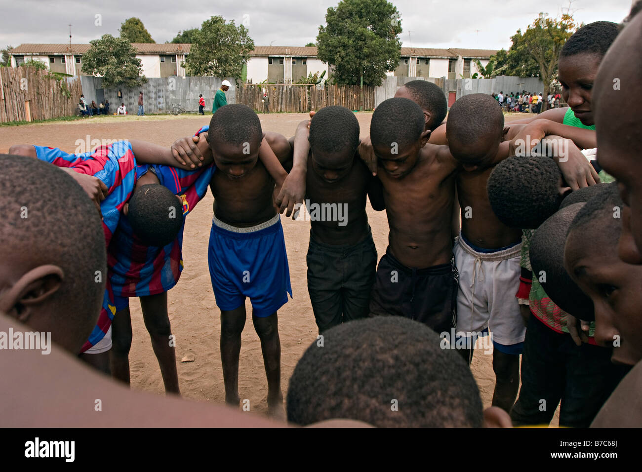 Ein Fußball-Wettbewerb in den Lauf nach unten und oft gefährlichen Bereich ausführen, indem eine Wohltätigkeitsorganisation Nairobi Kenia Nairobi Stockfoto