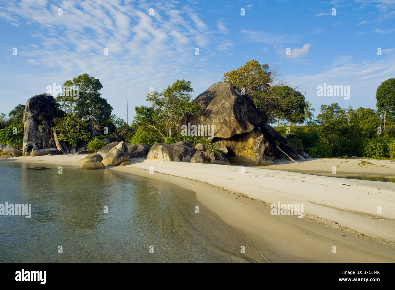 Großer Granitblock in weißen Sandstrand der Insel Belitung Stockfoto