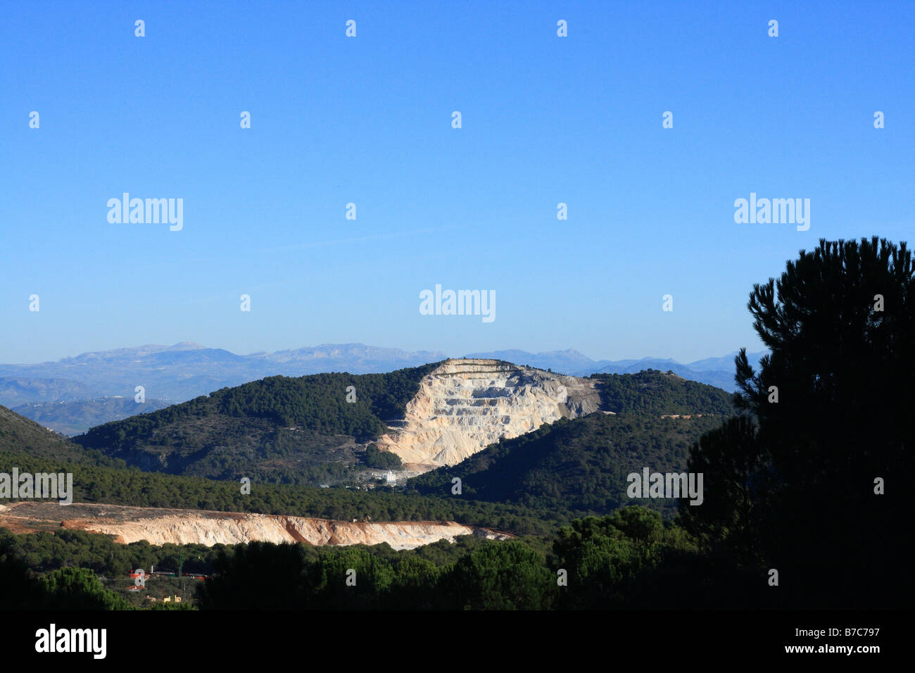 Ansicht des Steinbruchs in einem bewaldeten Berghang schneiden Stockfoto