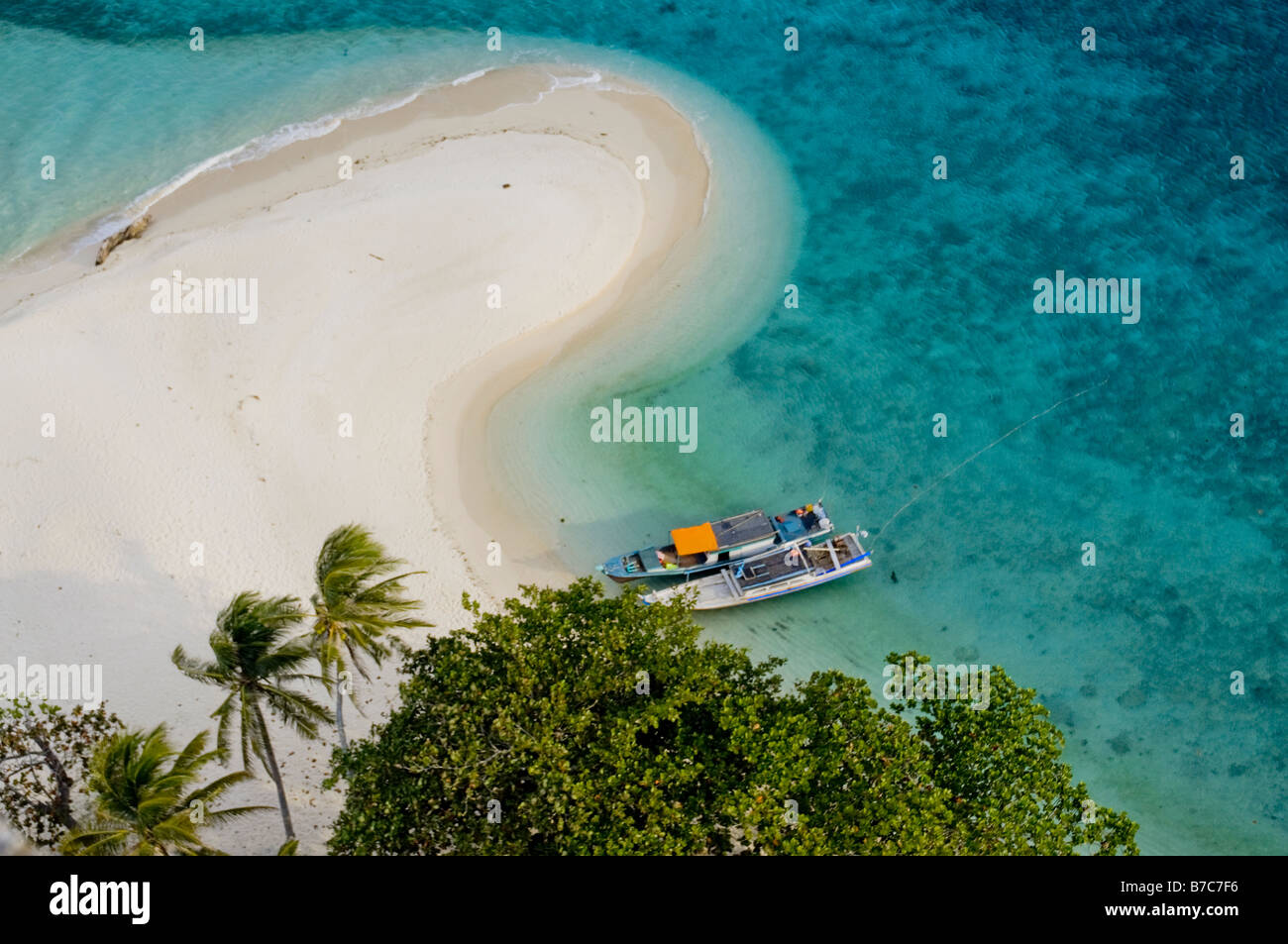Zwei hölzerne Bootsanlegestelle am weißen Sandstrand von Belitung Island, Indonesien Stockfoto