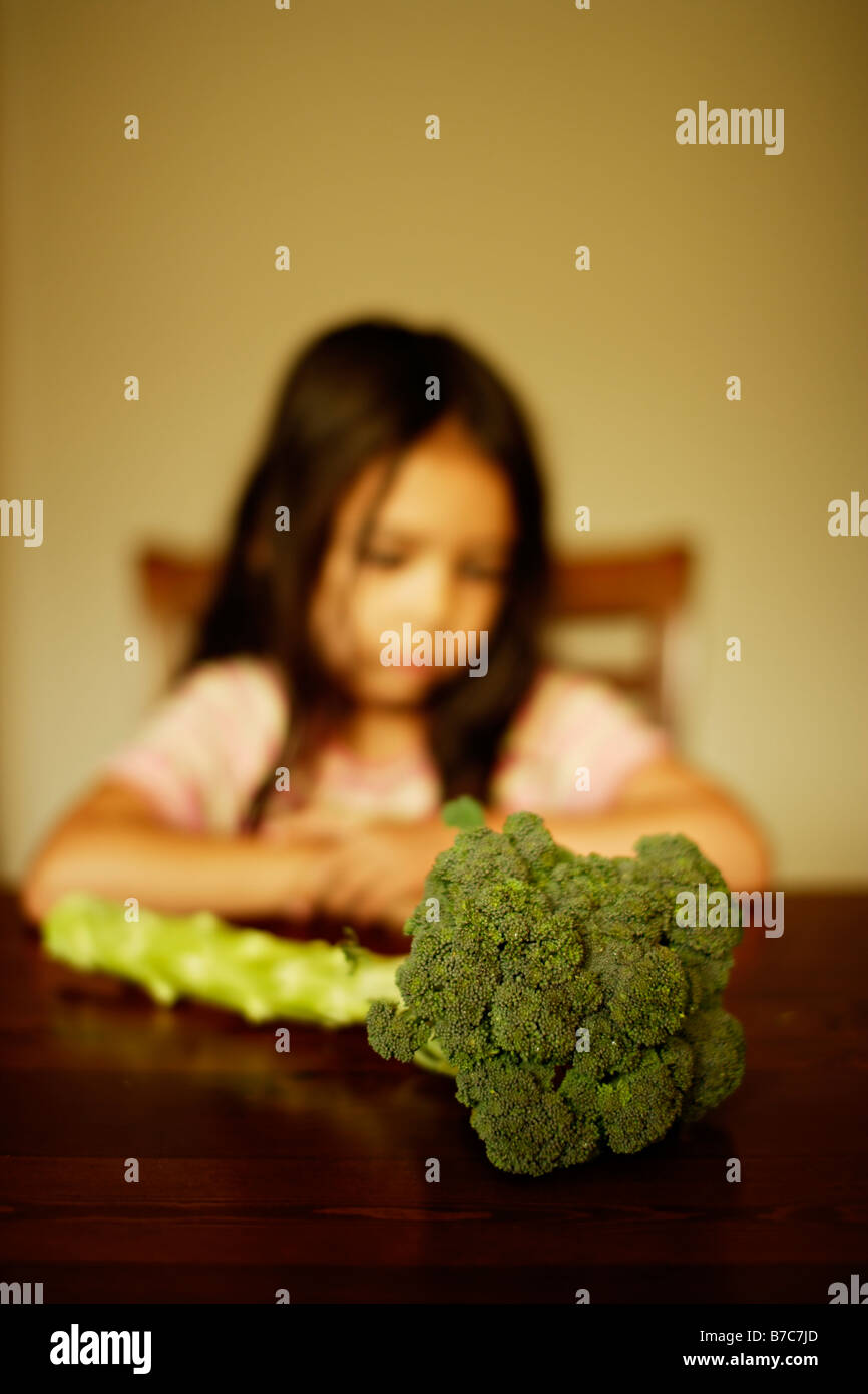 Fünf Jahre altes Mädchen mit Brokkoli Stockfoto