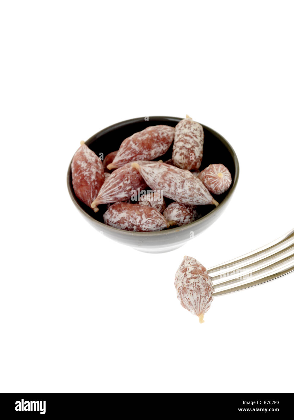 Frisch Würzig Schweinefleisch einzelnen Salami Cocktail Party Food Würstchen Isoliert gegen einen weißen Hintergrund mit keine Menschen und einen Freistellungspfad Stockfoto