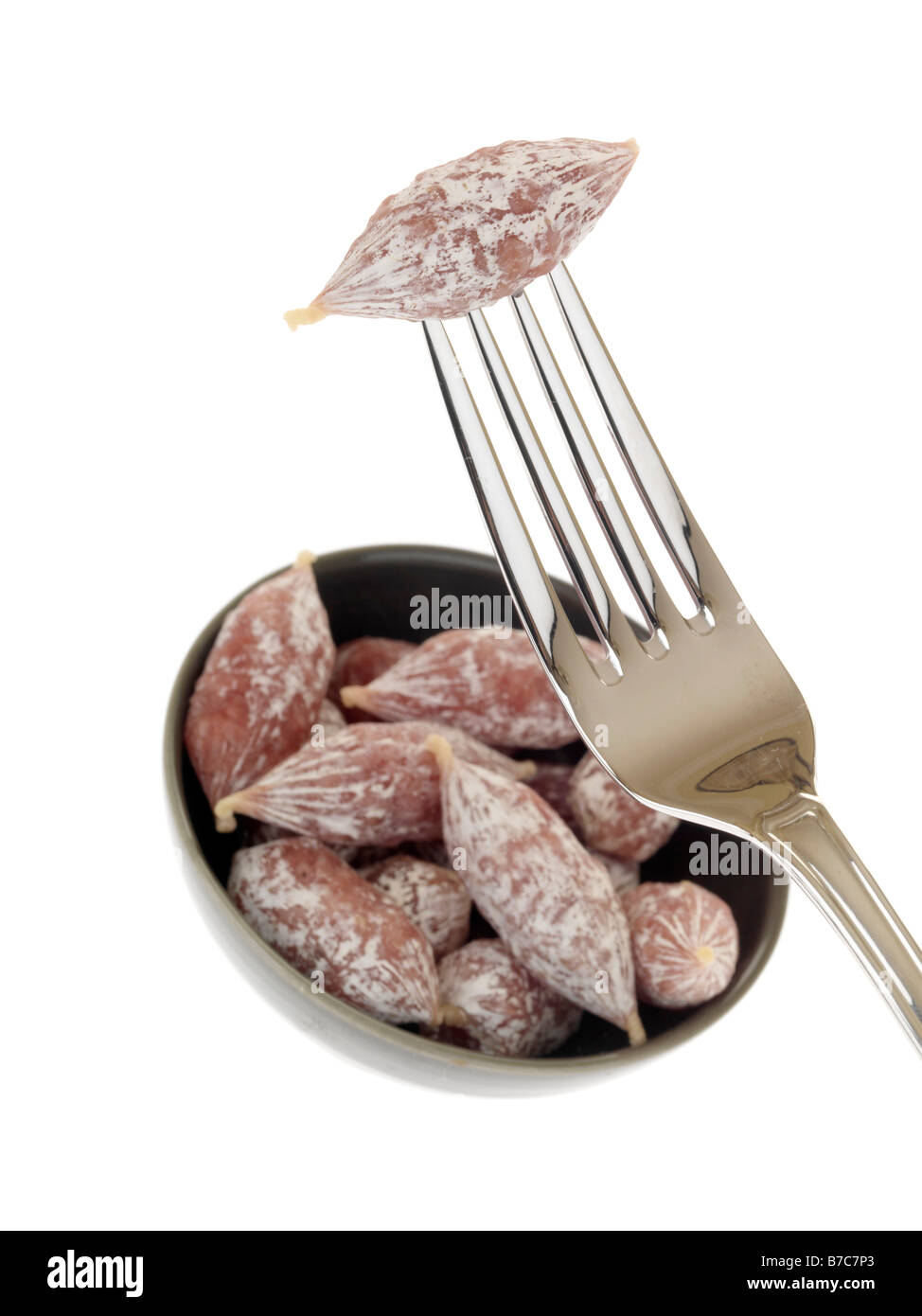 Frisch Würzig Schweinefleisch einzelnen Salami Cocktail Party Food Würstchen Isoliert gegen einen weißen Hintergrund mit keine Menschen und einen Freistellungspfad Stockfoto