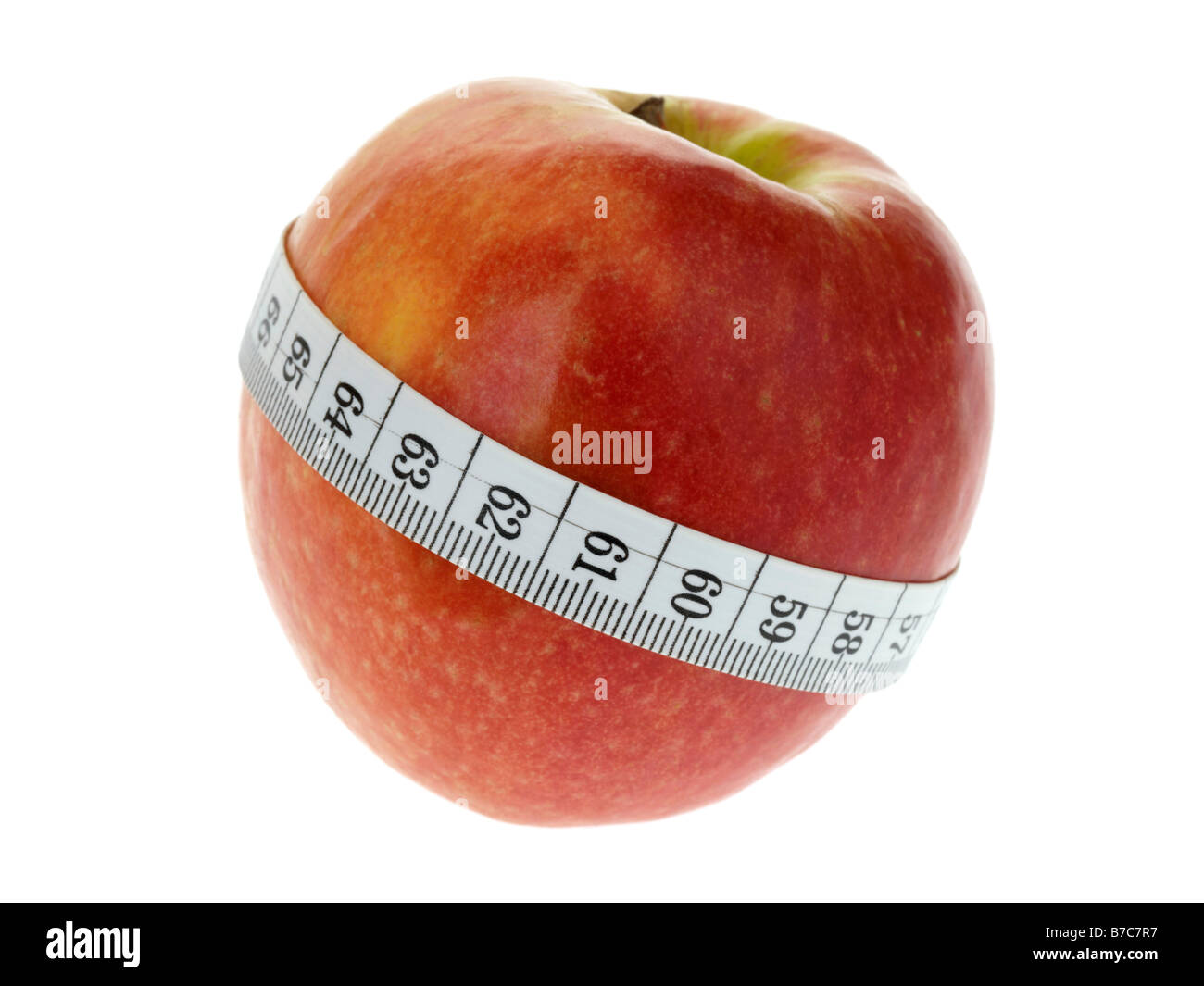 Frische reife Ganzer roter Apfel mit Massband Umwickelt ihn gegen einen weißen Hintergrund mit Freistellungspfaden und keine Leute isoliert Stockfoto