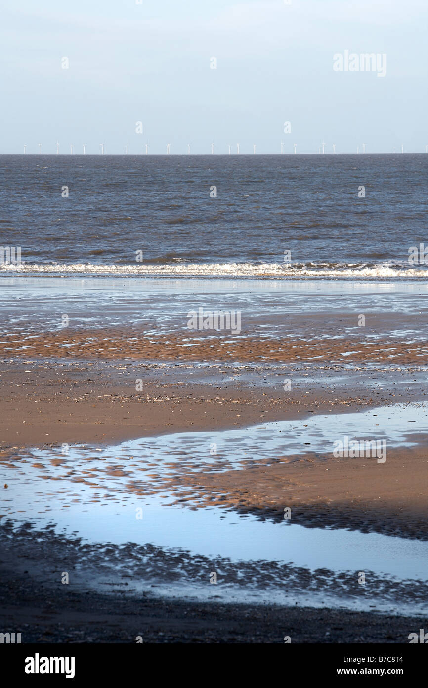 Norfolk Nordstrand mit Windkraftanlagen am Horizont Stockfoto