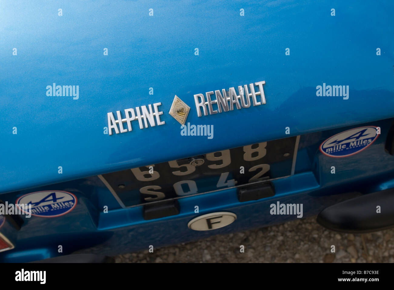 Alpine Renault Logo auf blaues Auto Motorhaube Stockfoto