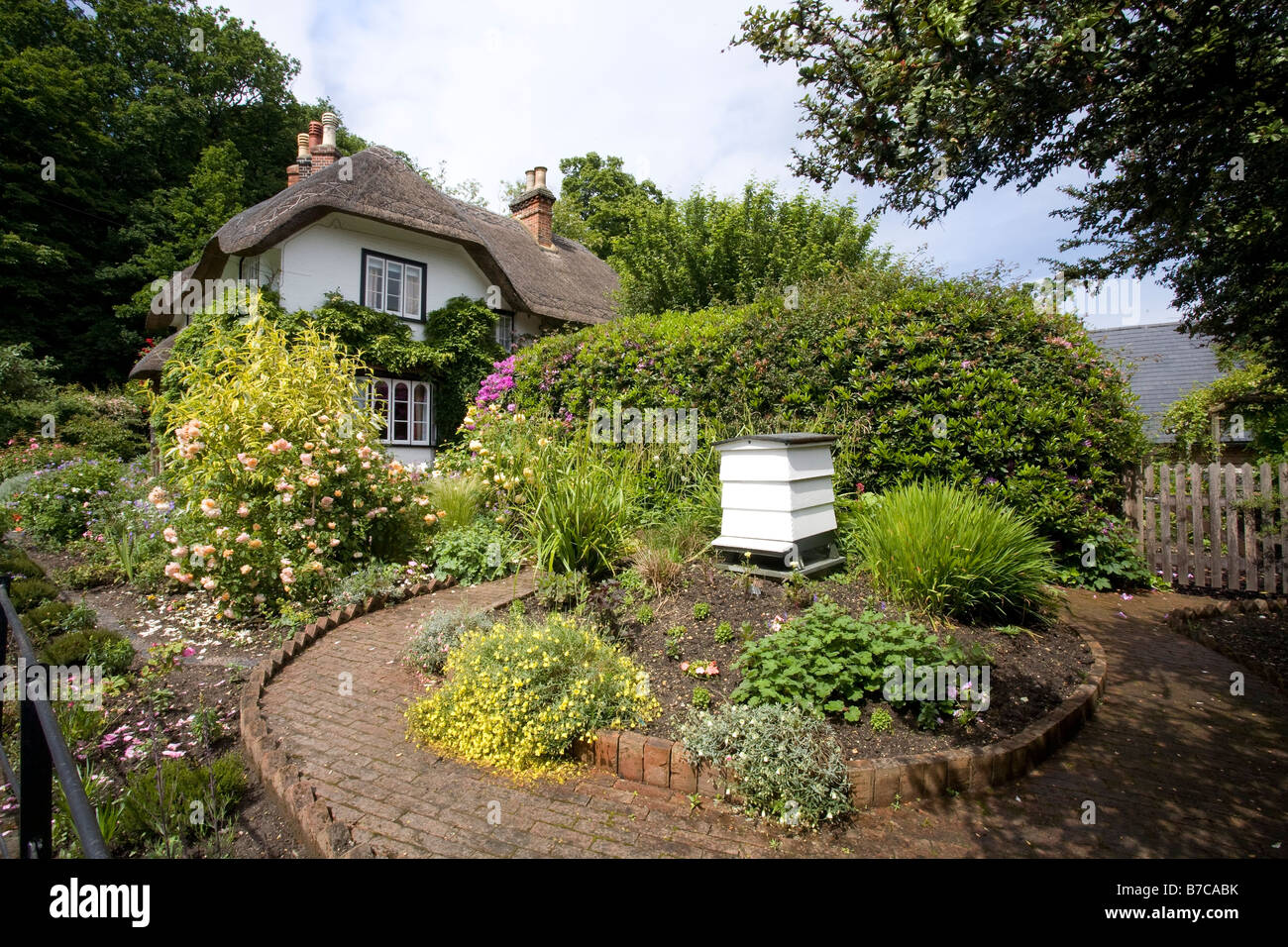 Thatched Dach Cottage mit Bienenstock im Garten New Forest Hampshire UK Stockfoto