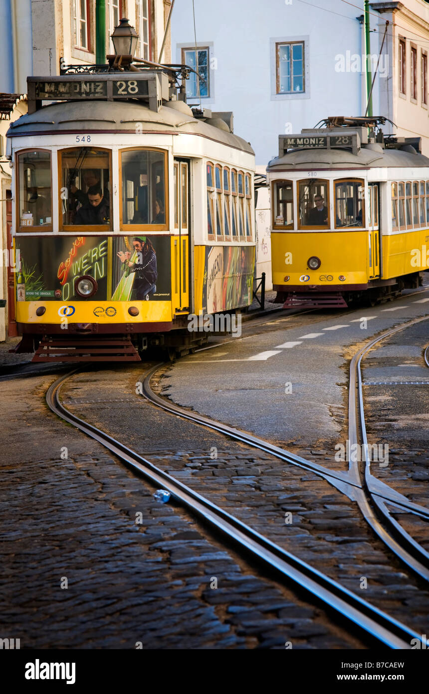 Straßenbahnen in den Gassen der Alfama Viertel von Lissabon Stockfoto