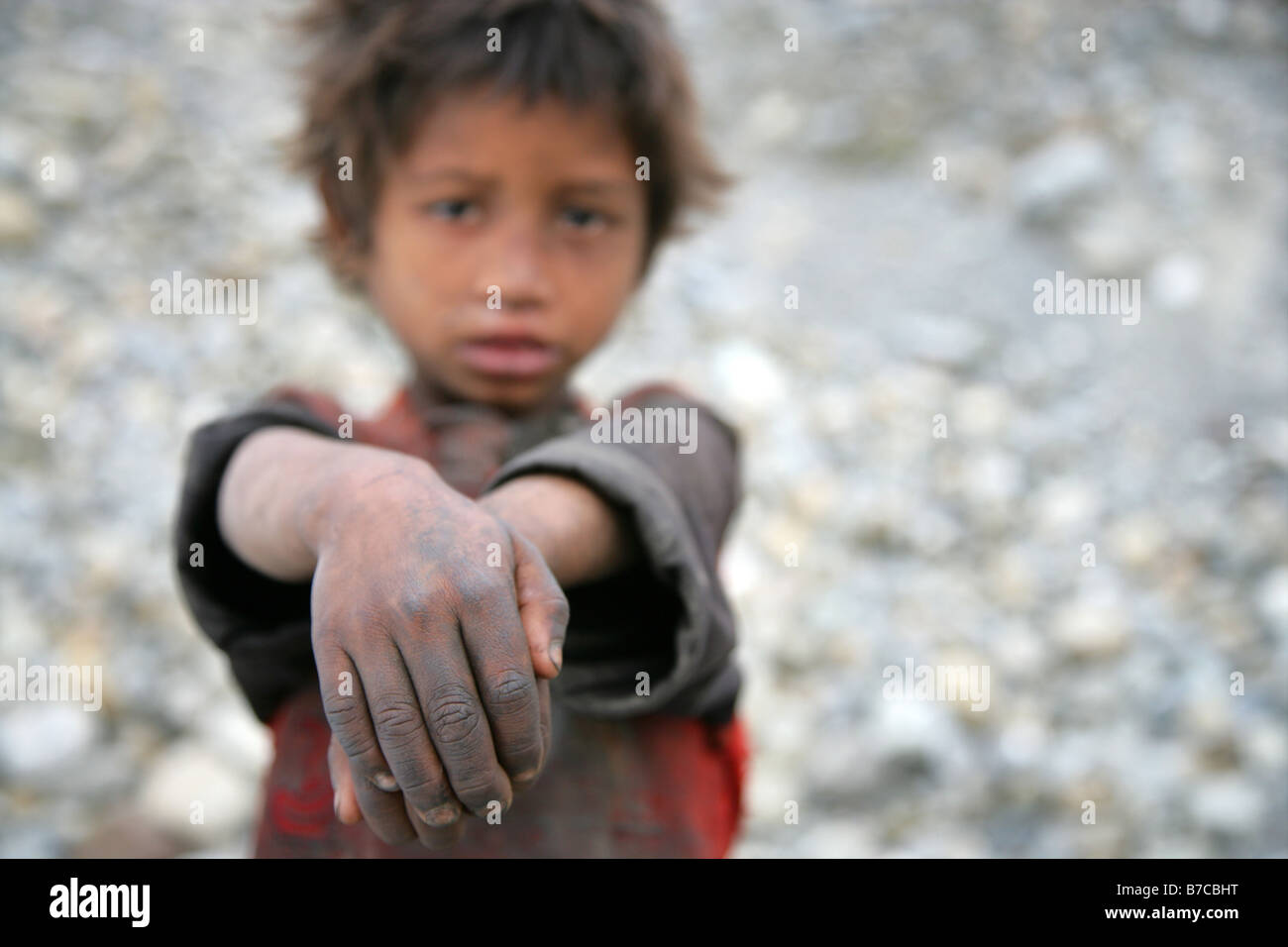 vernachlässigte nepalesischen jungen mit dreckigen Hände Stockfoto