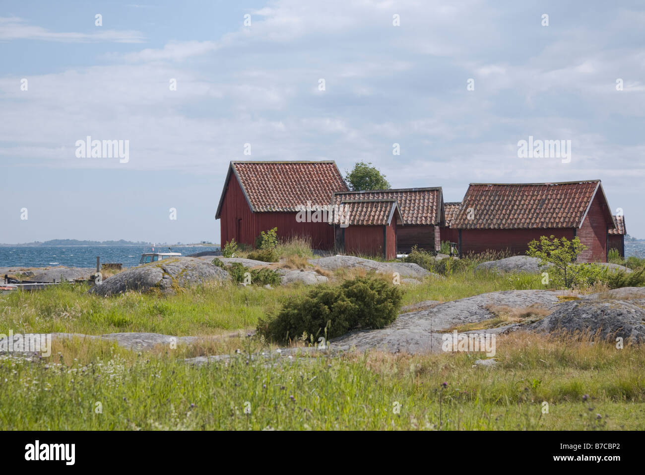 Traditionelle rot lackierte Fischer Hütten auf der Insel Svartloga in der "Archipel von Stockholm", Schweden Stockfoto