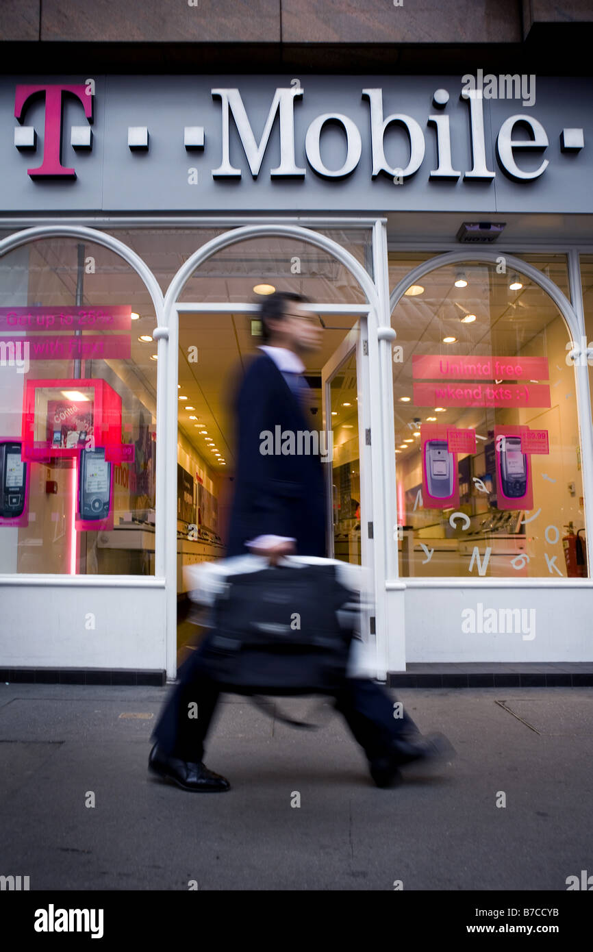 Ein Geschäftsmann geht ein T-Mobile Shop in das Zentrum von London Stockfoto