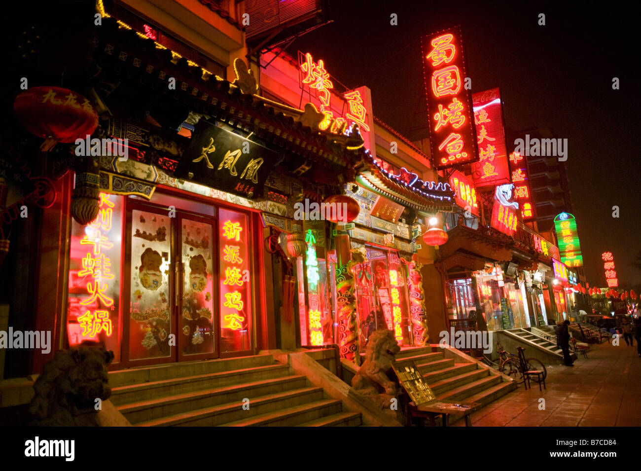 Viele Leuchtreklamen und roten Laternen nachts außerhalb Restaurants auf 'Ghost Street"in Peking 2009 Stockfoto