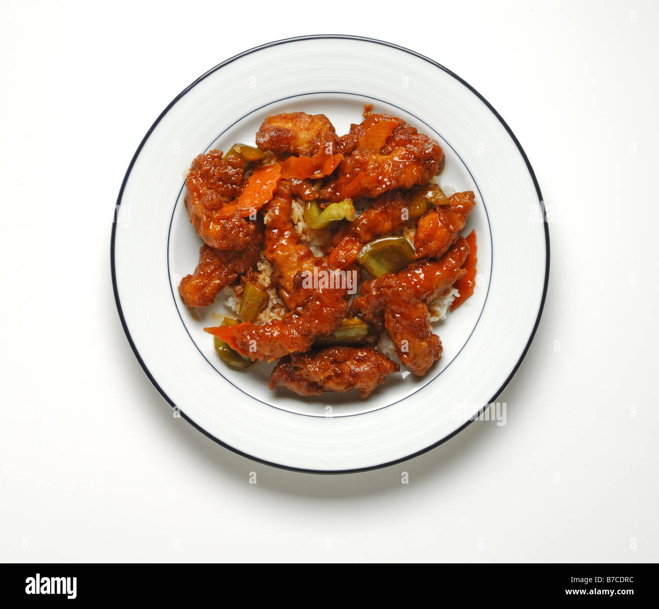 Chinesisches Essen auf einem runden weißen Teller. Stockfoto