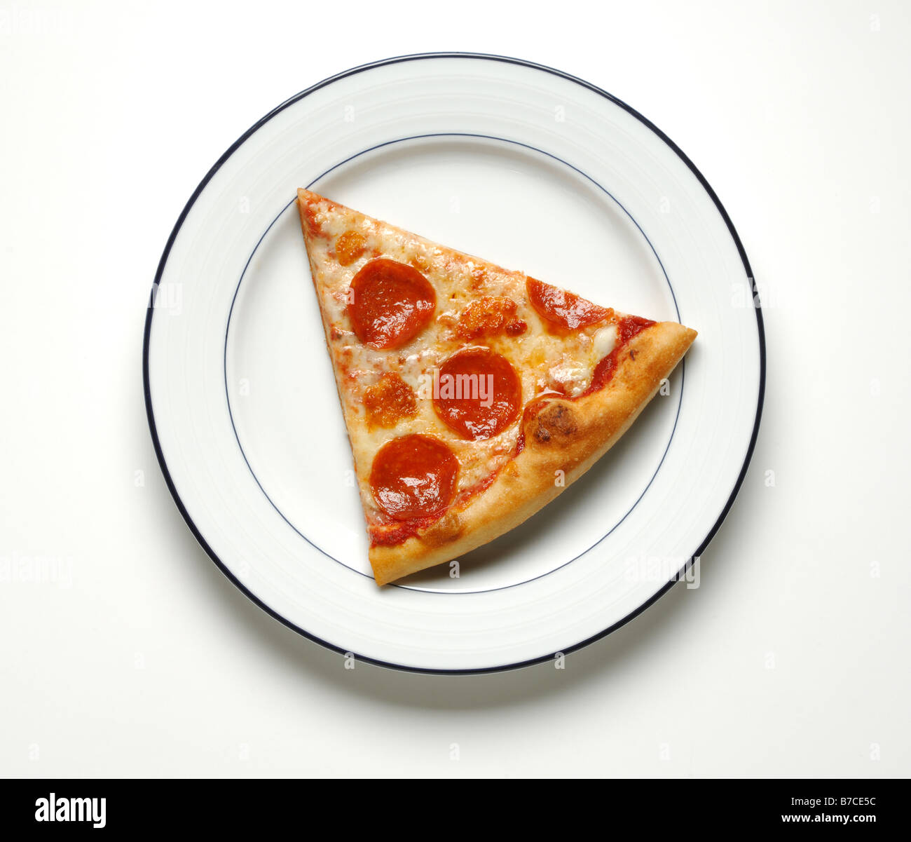 Ein Stück Käse und Salami Pizza auf einem runden weißen Teller Stockfoto