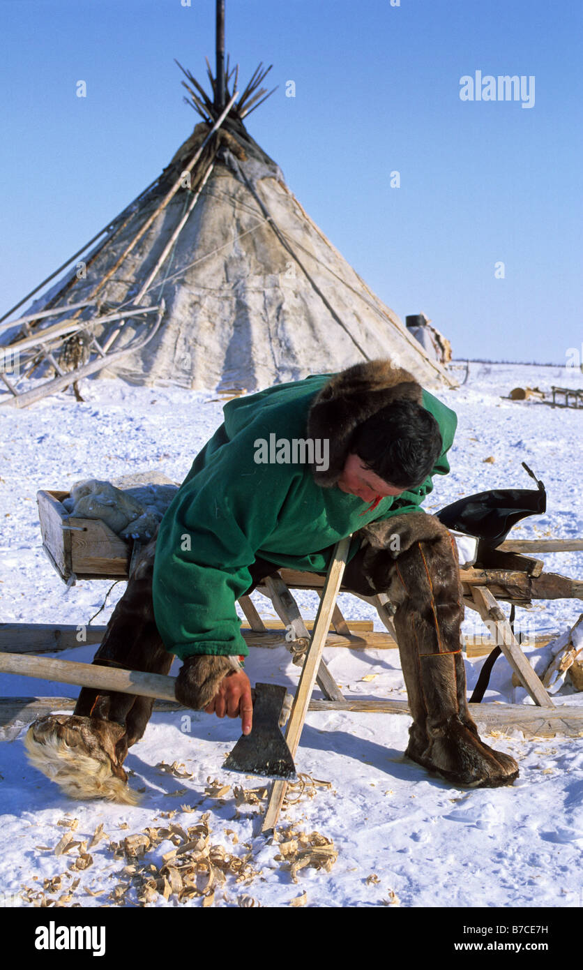 Rentier-Nomaden einen Schlitten bauen Stockfoto