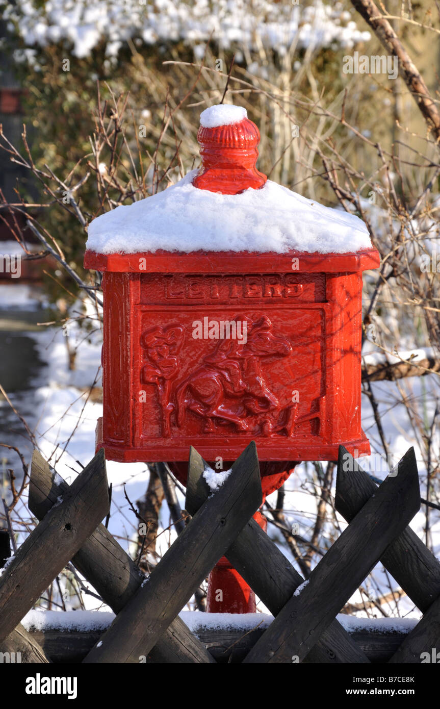 Verschneite letterbox Stockfoto