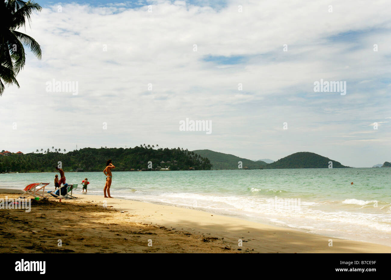 Eine Familie im Urlaub am Strand auf Koh Mak Insel Thailand, Süd-Ost-Asien. Stockfoto