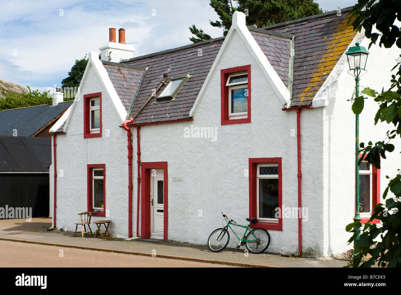 Typische schottische Hausarchitektur - ein Haus am Meer in Shieldaig, Wester Ross, Highland, Schottland Großbritannien Stockfoto