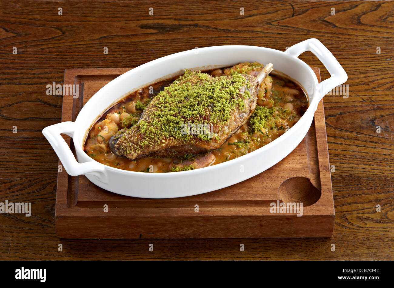 Ente Cassoulet Holz Tisch rustikal Restaurant französische Küche Land Bohnen Stockfoto