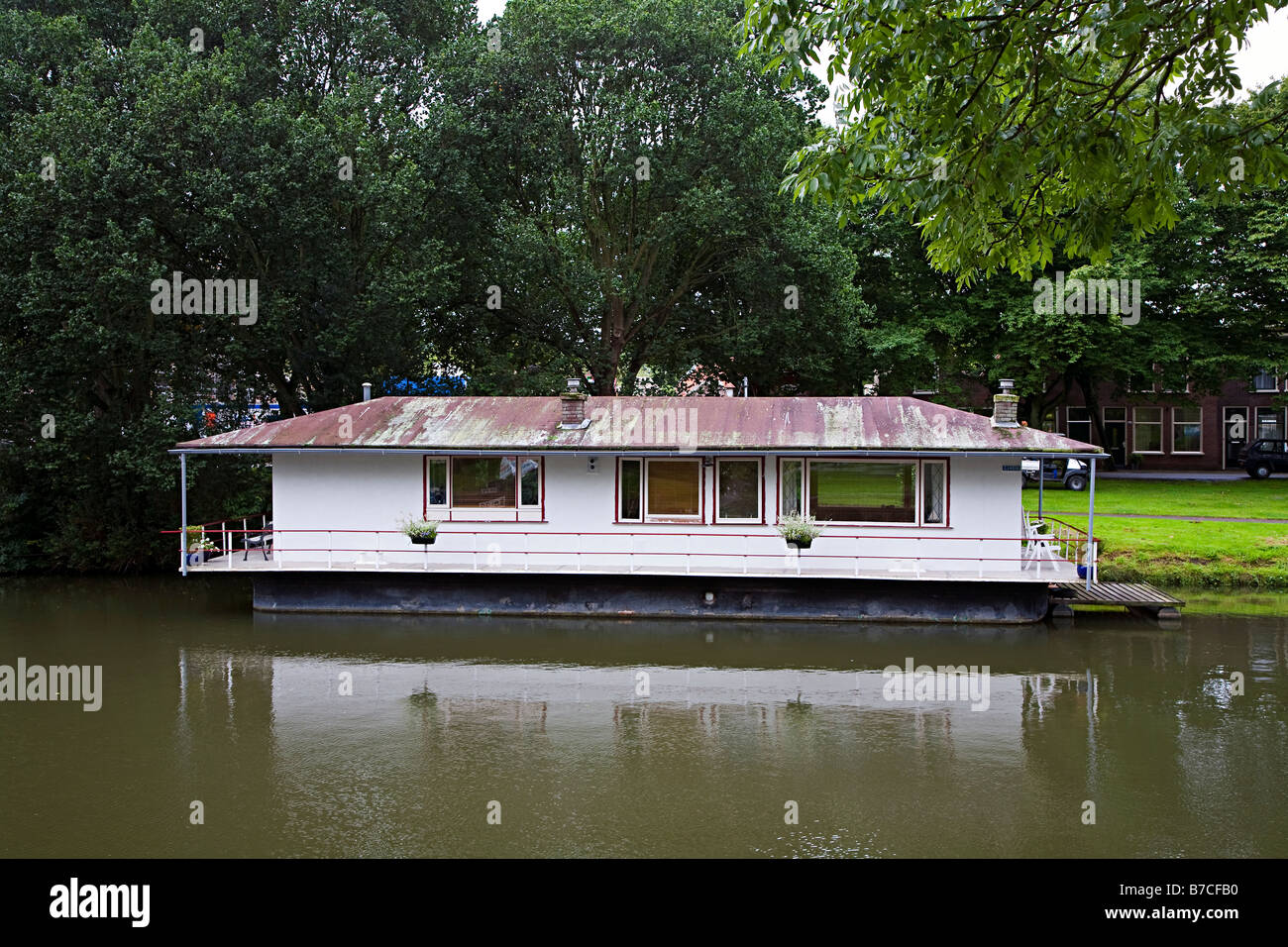 Hausboot vor Anker am Kanal Enkhuizen Niederlande Stockfoto
