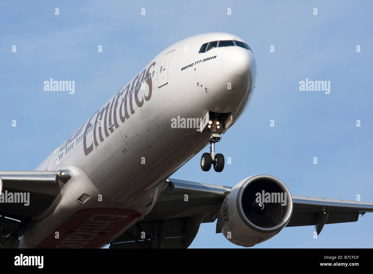 Nahaufnahme von Emirates Airlines Boeing 777-300 im Endanflug zu landen Stockfoto