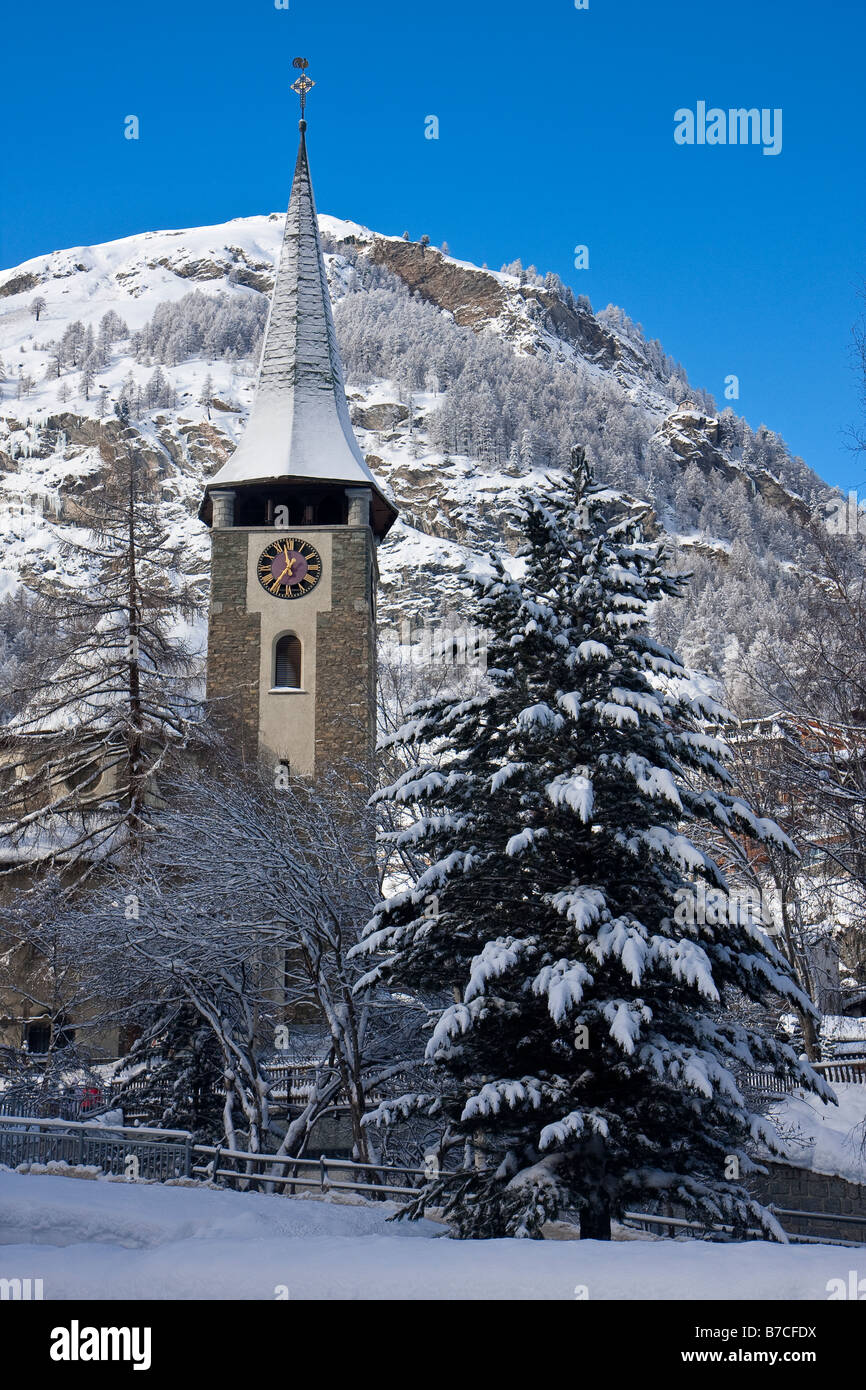 Verschneite Kirche in Zermatt Schweiz Stockfoto